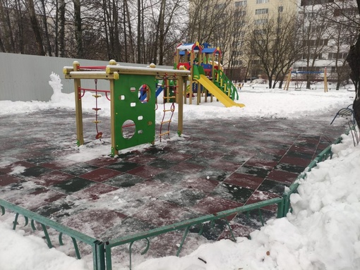Уберите от снега и наледи детскую площадку, п.Клязьминское..