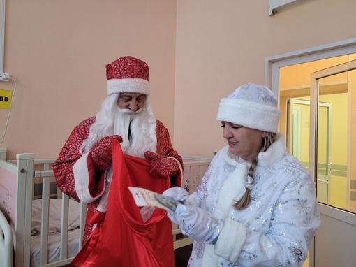 ❤ Дед Мороз и Снегурочка навестили маленьких пациентов..