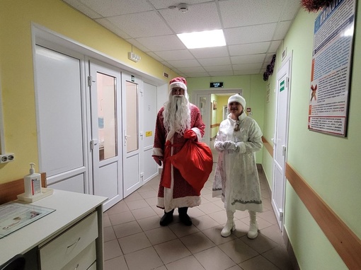❤ Дед Мороз и Снегурочка навестили маленьких пациентов..