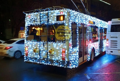 На первый маршрут вышел украшенный новогодний троллейбус..