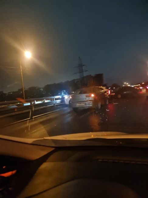 Варшавское шоссе ДТП на мосту через Мочу.
Фото из чата "Подольск:..