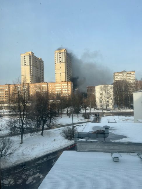 Пожар в башне-долгострое на Маршала Жукова 🔥

Пламя очень..