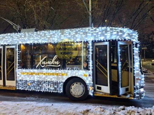 На первый маршрут вышел украшенный новогодний троллейбус..