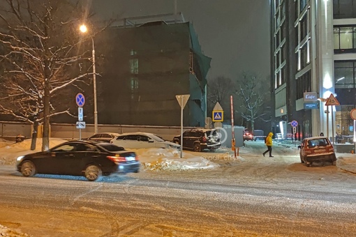Каждую зиму автомобили паркуют в пешеходных зонах улицы..