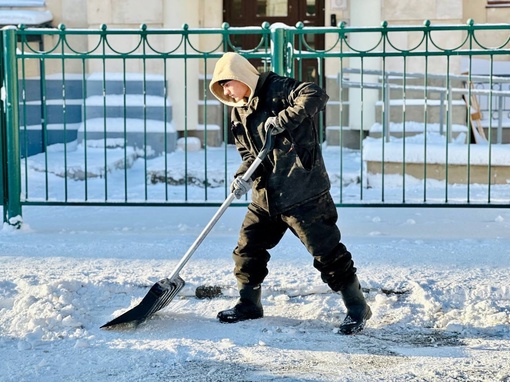 Снег в Красногорске убирают.
А вы..