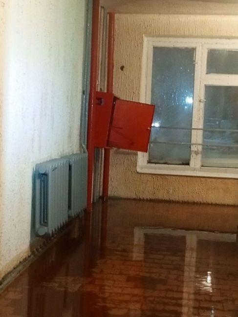 Карбышева 35/69 в 4 утра прорвало пожарный гидрант на 2 этаже. Вода..