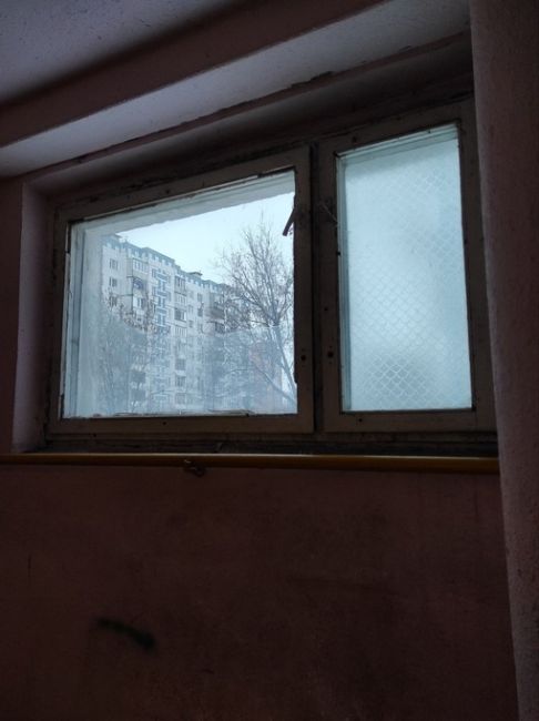 Пироговский, Фабричная 6 корп 2. Год постройки 1993, окна в подъезде..