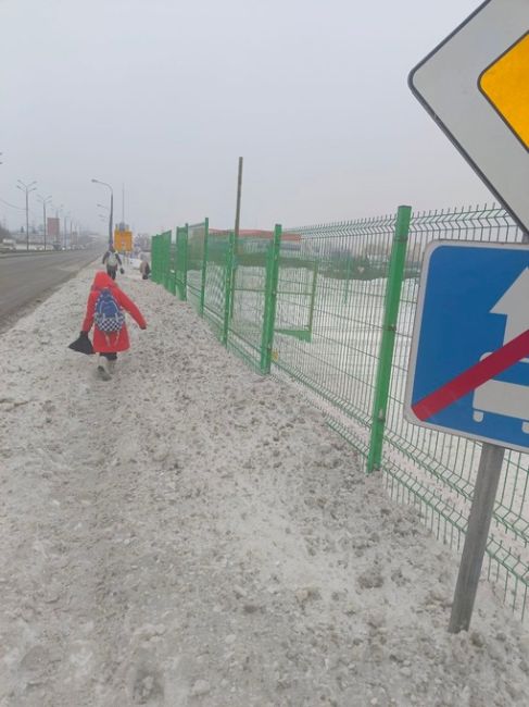 На прошлой неделе начали очистку тротуара вдоль Волковского ш до..