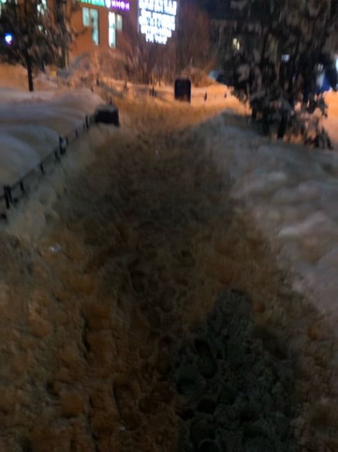 Центральный проход с Кирова. Снег. А под ним лёд!!!!! Это не очень !!!..