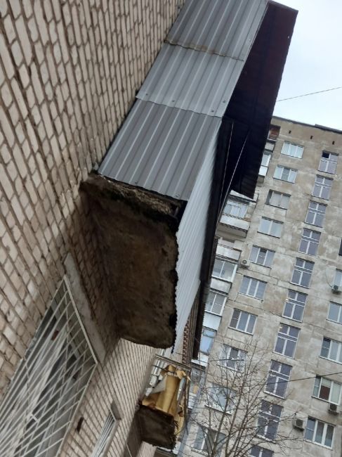 Балашиха, ул.Комсомольская д.22 ждём когда рухнут два балкона на..