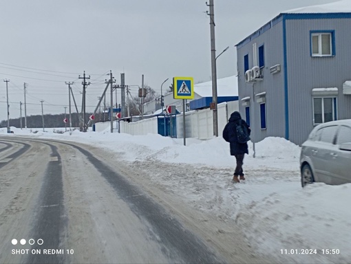 Жители деревни Яковлево к остановке прям по дороге ходят!..