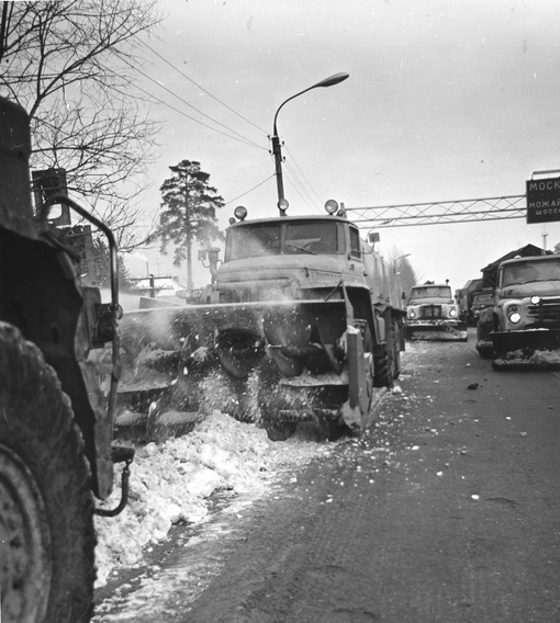 Уборка снега на Минском шоссе в районе ДРСУ-4 (ДЭУ). 1980-е годы...