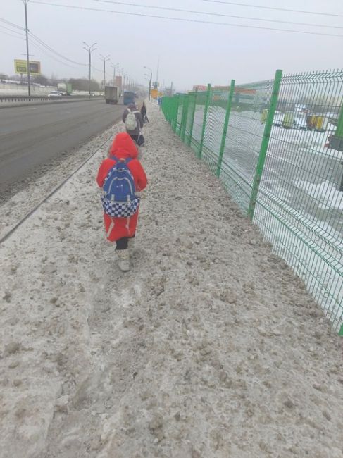 На прошлой неделе начали очистку тротуара вдоль Волковского ш до..