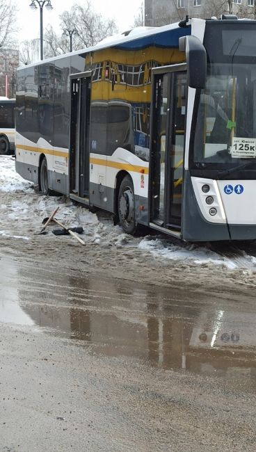 А вот как завалено снегом и вязнут новые автобусы! Все в курсе уже..