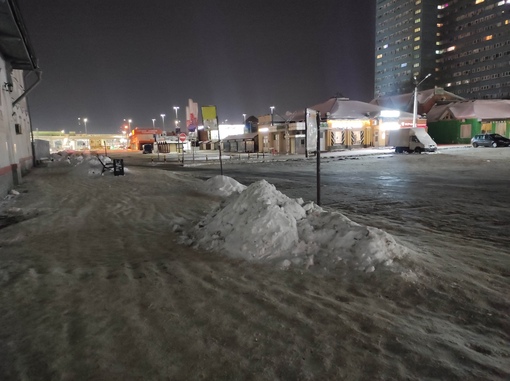 Кучи снега на Привокзальной площади не могут убрать уже..