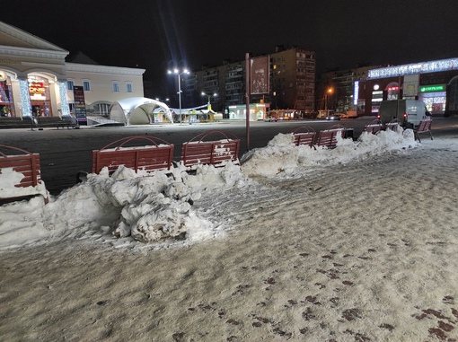 Кучи снега на Привокзальной площади не могут убрать уже..