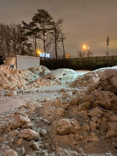 На парковку в Лесном Городке привозят тонны снега, который..