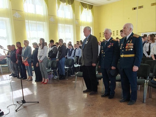 В гимназии №13 торжественно открыли «Парту героя», в честь..