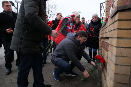 Жители городского округа Люберцы несут цветы, свечи и игрушки к..
