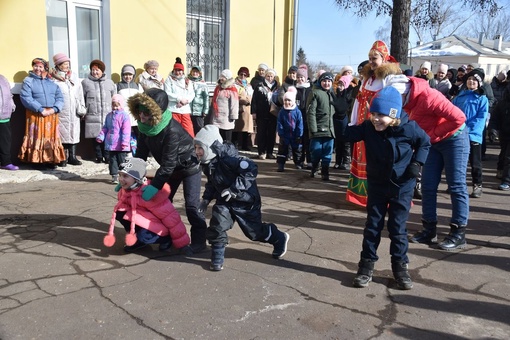 💃🥞 Народными песнями, хороводами, играми и блинами отметили..