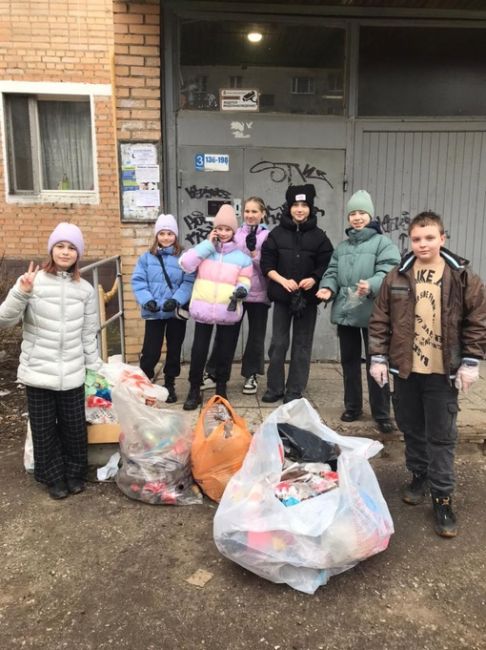 Климовские дети устали смотреть на мусорный ужас на улице Победы..