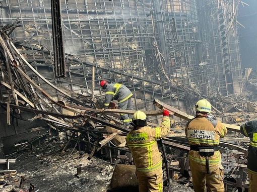 МЧС публикует кадры разбора завалов в сгоревшем здании "Крокус..