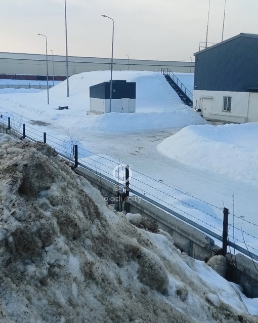 В ЖК «Одинцово-1» грязный снег складируют рядом с водозаборным..