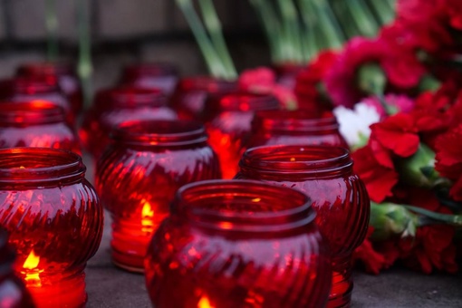 Жители городского округа Люберцы несут цветы, свечи и игрушки к..