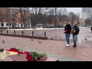 В Подольске на площади Славы организован стихийный мемориал в..