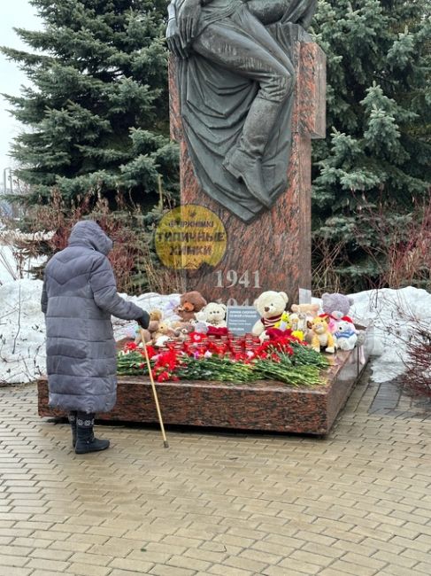 К памятнику «Сестра милосердия» в сквере М.Рубцовой химчане..