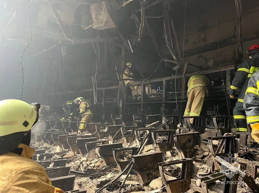 МЧС публикует кадры разбора завалов в сгоревшем здании "Крокус..