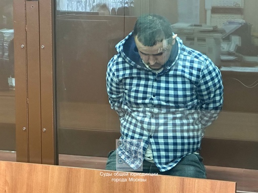 62-летний Исроил и 33-летний Аминчон Исломовы в зале суда. 

По..