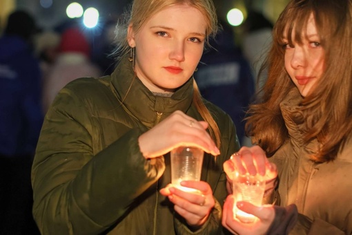 На площади Славы в Подольске зажглись сотни свечей. 

Жители..