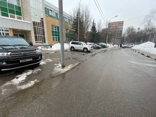 Жители снова жалуются на состояние парковки у Поликлиники №1 в..