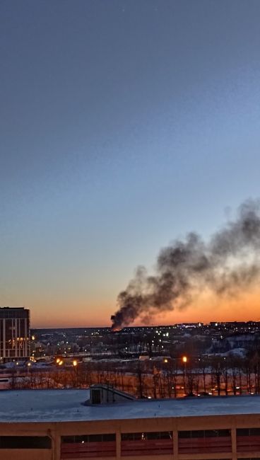 В деревне Сколково сильный пожар в зоне частной жилой застройки..