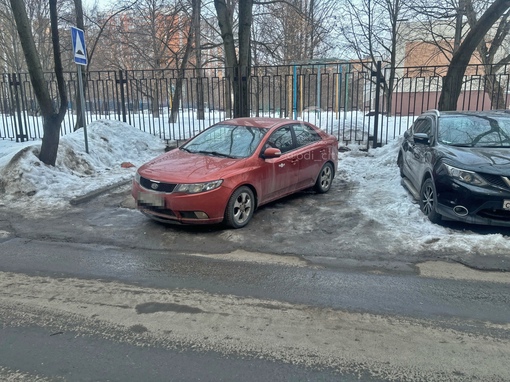 На Вокзальной улице легковой автомобиль паркуют на два места: по..