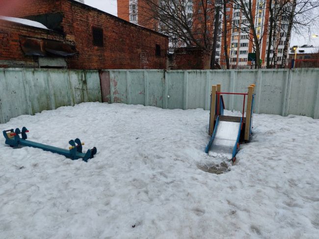 НИКТО НЕ ЧИСТИТ 😭
На улице Лесопарковая 18 целую зиму не чистили..