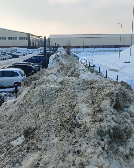 В ЖК «Одинцово-1» грязный снег складируют рядом с водозаборным..