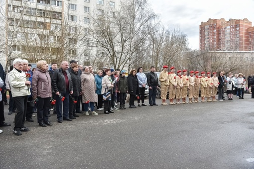 ВЕЧНАЯ ПАМЯТЬ
Мемориальную доску участнику СВО Владимиру..