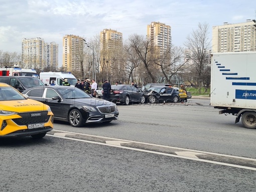 Крупное ДТП на Кутузовском проспекте: столкнулись четыре машины..