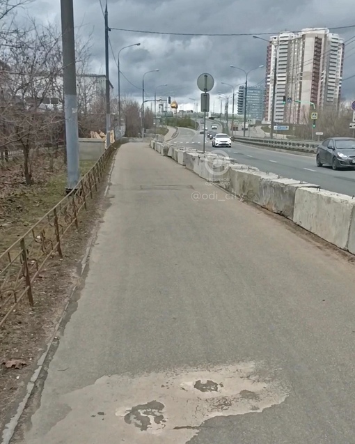 На улице Маковского тротуар огородили бетонными блоками 😐

Враг..