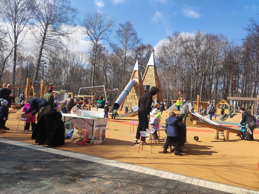 В парке на детской площадке идёт мастер класс картины из песка...