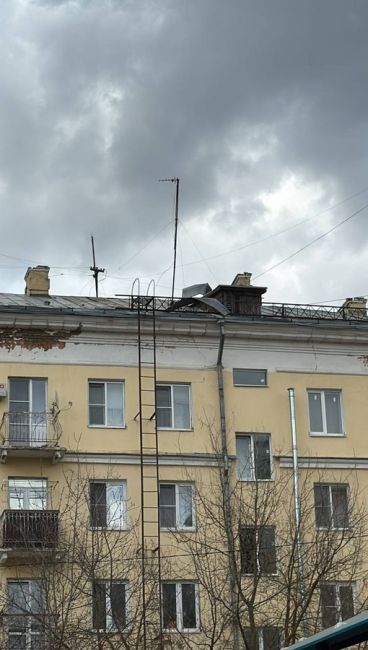 Большая Серпуховская 40/1 ветер отрывает..