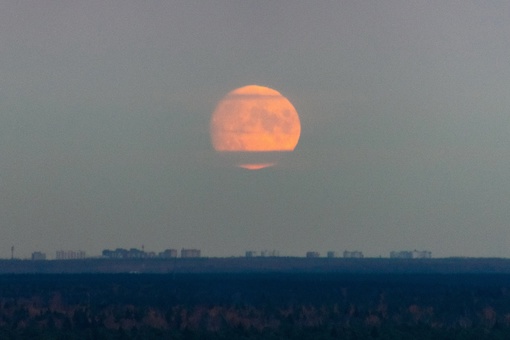 Тот случай, когда восход Луны и закат Солнца похожи ) 
1 - октябрь..