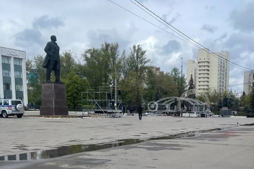 В центре Одинцово начали устанавливать сцену ко Дню Победы..