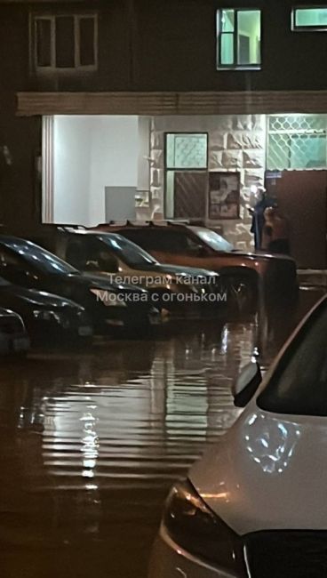 Марьинский бульвар, д 11. Подписчик сообщает, что затопило много машин...