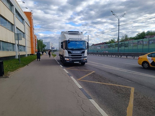 Ну это уже верх наглости
 Встал на аварийки прям на остановке..