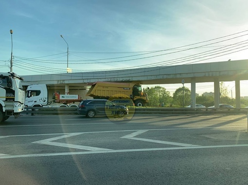 На Ленинградке под мостом застрял карьерный самосвал - не пролез..