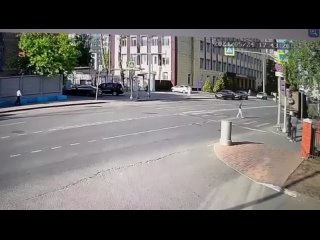 🫣В Москве водитель грузовика проехал на красный свет и сбил..