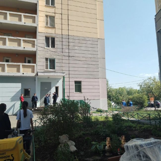 Вчера на Братцевской улице из окна 10 этажа выпала женщина 60 лет.....
